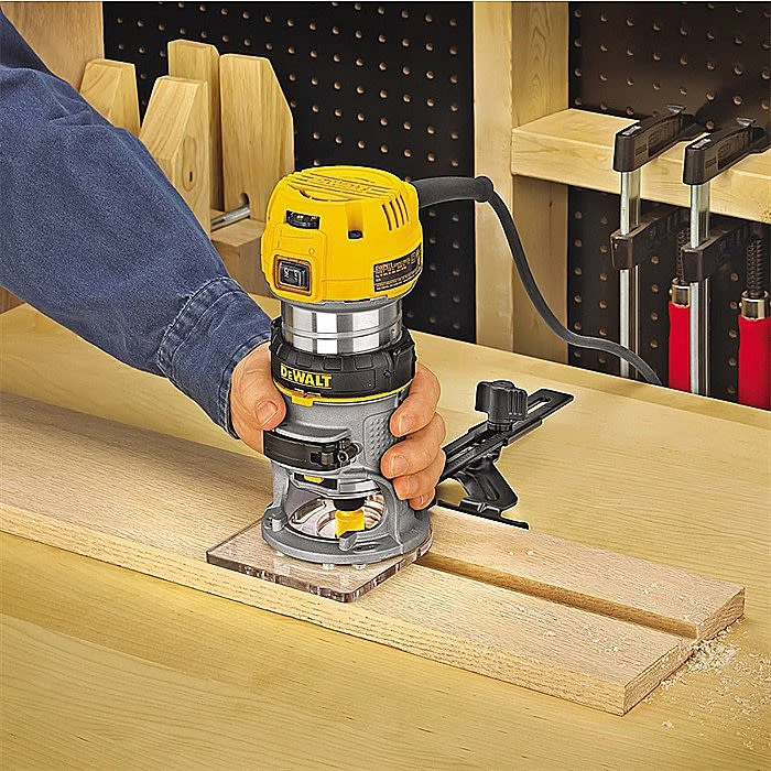DeWalt D26200 1/4" Compact Palm Router 900w 5 DeWalt D26200 1/4" Compact Palm Router 900w - Image 3