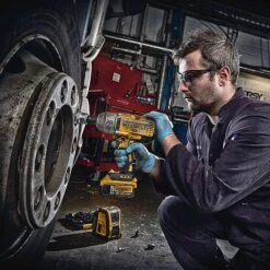 Dewalt DCF899P2 18V XR 1/2" High Torque Impact Wrench 2 X 5.0Ah Batteries -Draper || DeWALT || Stanley Sales 0095389 700