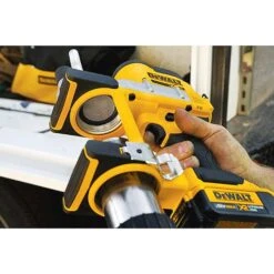 Dewalt Cordless Grease Gun DCGG571M1 XR 18 Volt 4.0Ah -Draper || DeWALT || Stanley Sales 0095466 700