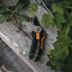 Fiskars Solid Bypass Pruner Secateurs M P321 -Draper || DeWALT || Stanley Sales 0103069 700